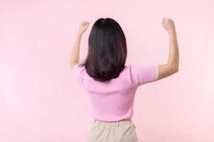 retrato espalda de mujer orgulloso y confidente demostración fuerte músculo fuerza brazos flexionado posando, siente acerca de su éxito logro. mujer empoderamiento, igualdad, sano fuerza y valor concepto foto