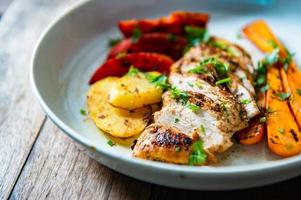 A la parrilla pollo pecho con negro pimienta y verduras, limpiar comida estilo. foto