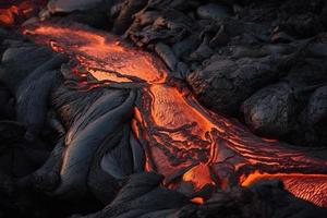 lava estaba en el grietas de el tierra a ver el textura de el resplandor de volcánico magma en el grietas foto
