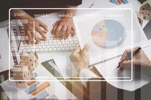 trabajo en equipo con personas que trabajan juntas en la oficina de la sala de reuniones, planificación empresarial, análisis de datos mediante el uso de tabletas y debates, estrategia de planificación de carteles gráficos y lluvia de ideas para un nuevo proyecto foto