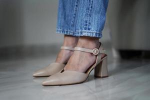 elegante cuero mujer zapato un estilo calzado concepto foto