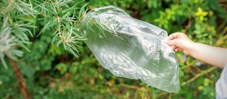 niño mano elimina el plastico bolso foto