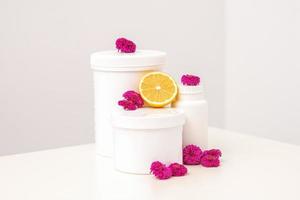frascos con Fresco limón y flores foto