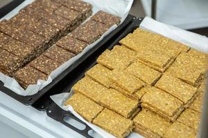 surtido de cereal o proteína barras ese salir el montaje línea a el fábrica. sano pre o enviar rutina de ejercicio meriendas con frutas, nueces y bayas. foto