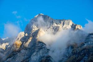 sorprendentes montaña formación debajo azul cielo rodeado por nubes foto