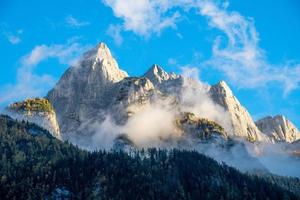 sorprendentes montaña formación debajo azul cielo rodeado por nubes foto