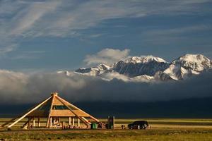 The mountains and waters around Tarim Lake are very dazzling and unpredictable photo