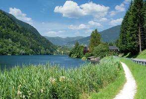 excursionismo sendero a lago afritar ver en carintia Austria foto