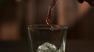 whisky, verser, alcool, la glace video