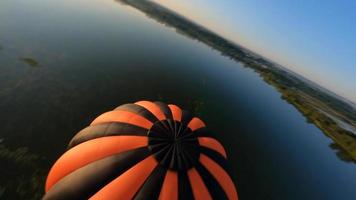 quente ar balão, aéreo Visão dentro a Campos video
