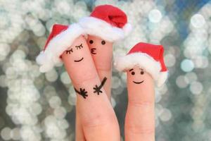 dedos Arte de familia celebra Navidad. concepto de grupo de personas sonriente en nuevo año sombreros. foto