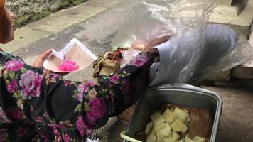 magelang, indonesia.03 14 2023-ketan lupis indonesio popular tradicional bocadillo, video