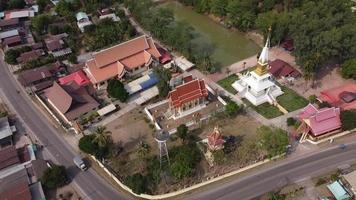 aerail Visualizza di tempio nel Tailandia nel montagna nel nongbua lumphu. video