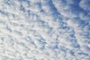 nubes suaves de luz blanca flotando en el cielo azul. fondo del paisaje matutino de la naturaleza. claro viento primaveral. brillante día de verano. cielo de aire tranquilo de invierno. panorama abstracto. cambiar el clima. vista de ángulo bajo foto