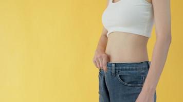 mulheres mostrando resultados do dieta. lindo forma. fêmea ter uma reduzido cintura Tamanho depois de debaixo indo uma peso perda corse. pode não vestem jeans vencimento para peso perda. equilíbrio, ao controle, rotinas, exercício. video