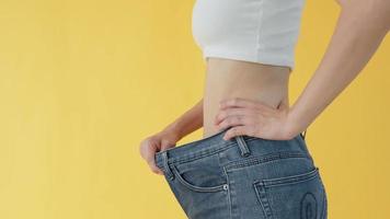 Frauen zeigen Ergebnisse von Diät. schön Form. weiblich haben ein reduziert Taille Größe nach unter gehen ein Gewicht Verlust Kors. können nicht tragen Jeans fällig zu Gewicht Verlust. Gleichgewicht, Kontrolle, Routinen, Übung.