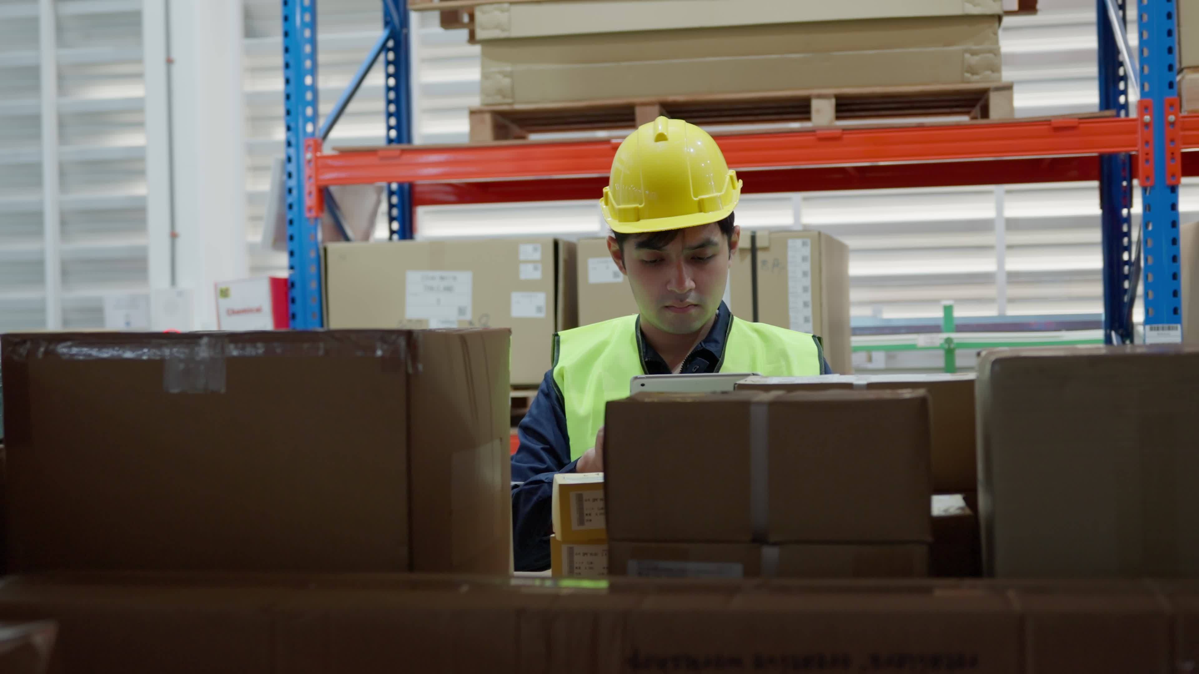 el-trabajador-del-almac-n-recoge-los-productos-de-la-caja-en-el