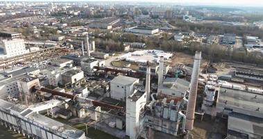 vlucht en antenne panoramisch visie van pijpen net zo van een oud verlaten fabriek video