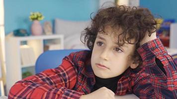 cansado de intenso y agotador clases, el chico es abrumado. aburrido y cansado de estudiando y haciendo tarea, el masculino estudiante toma un descanso y piensa video