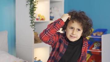 creativo e inteligente ragazzo è pensiero di un' nuovo idea nel il suo camera. intelligente ragazzo guardare per un' nuovo idea trova il idea e prende contento. sognatore ad occhi aperti. video