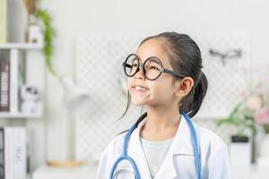 inteligente médico pequeño niña foto