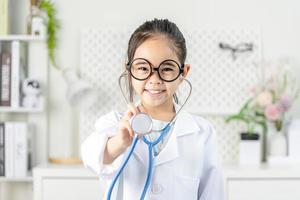 inteligente médico pequeño niña foto