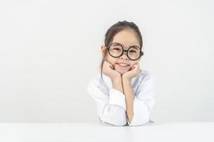 inteligente médico pequeño niña con blanco médico Saco foto