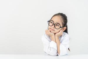 inteligente médico pequeño niña con blanco médico Saco foto