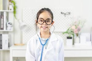 inteligente médico pequeño niña foto
