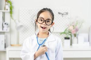 inteligente médico pequeño niña foto