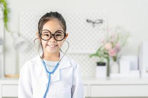 inteligente médico pequeño niña foto