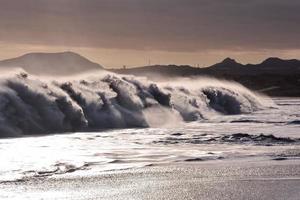 enormes olas del mar foto