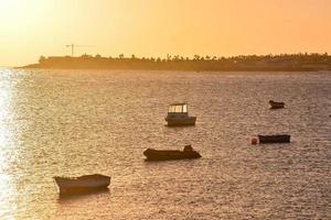 puesta de sol sobre el mar foto