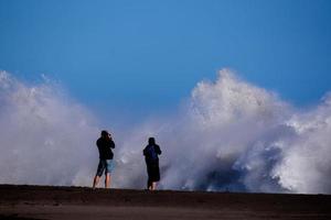 enormes olas del mar foto