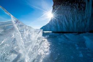 paisaje de natural rotura hielo en congelado agua en lago Baikal, Siberia, Rusia. foto