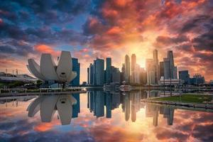 Singapur horizonte y ver de rascacielos en centro de deportes acuáticos bahía a puesta de sol. foto