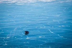 coche conducción en natural rotura hielo en congelado agua a lago Baikal, Siberia, Rusia. foto