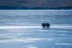 coche conducción en natural rotura hielo en congelado agua a lago Baikal, Siberia, Rusia. foto