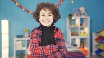 geslaagd gelukkig jongen lachend. glimlachen jongen glimlachen op zoek Bij camera. video