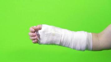 hand moving and splint isolated on green screen background video