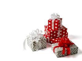 sorpresa regalo para el día festivo. rojo polca punto caja con grande arco en blanco antecedentes. aislado foto