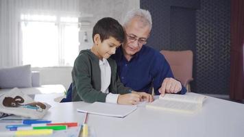 vader helpen zijn zoon met huiswerk. vader helpen zijn zoon met huiswerk. video