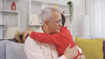 père et fils sont heureux. père et fils bavardage à Accueil et fils étreindre le sien père. video