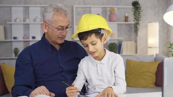 pequeño hijo ayuda su padre con su negocio. el mas joven hijo es Ayudar su ingeniero padre. video