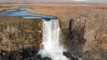 Antenne Panorama von das Oxararfoss Wasserfälle im Island video