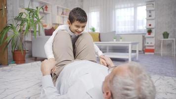 contento padre e figlio giocando Giochi a casa e avendo un' bene volta. padre e figlio siamo avendo divertimento a casa, giocando Giochi. video