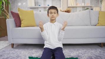 moslim jongen bidden Bij huis met Open handen. moslim jongen bidden. video