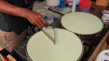 il processi di fabbricazione leker per essere dato per il acquirente. leker è uno di il maggior parte popolare spuntini nel Indonesia. video