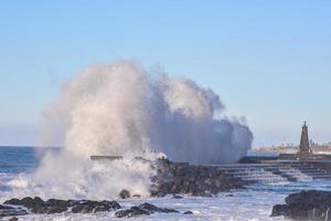 enormes olas del mar foto