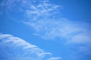 depilación giboso Luna con el azul cielo y cirro nubes en el Misisipí Golfo costa
